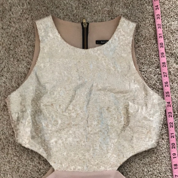 Short formal dress with cutouts on side • Naven - Picture 3 of 8